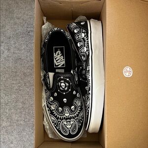 Vans Black and White Bandana Skull Slip-Ons Size Men’s 5.5, Women’s 7